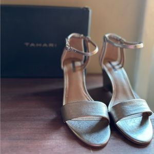 Tahari Farce Wedge Sandal in Rose Gold/Champaign 8.5